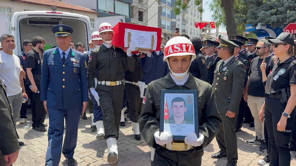 ŞEHİT ÖZKAN ÖZKANLI DUALARLA SON YOLCULUĞUNA UĞURLANDI