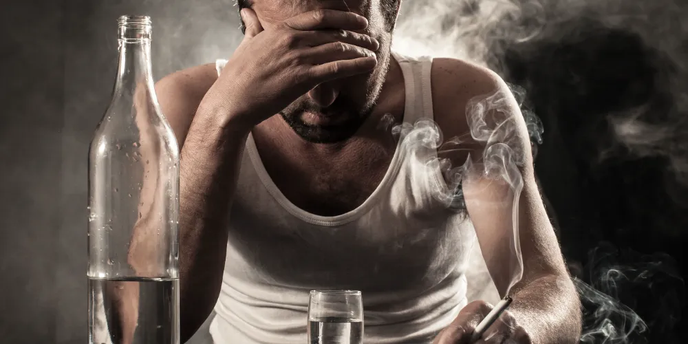 İÇKİ TÜM KÖTÜLÜKLERİN ANASI ! PARKTA ALKOL ALDILAR HAYATLARINI KARARTTILAR 