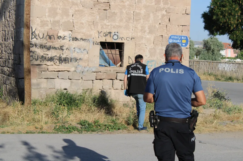 HUSUMETLİ İKİ GRUP ARASINDA BIÇAKLI KAVGA: 1