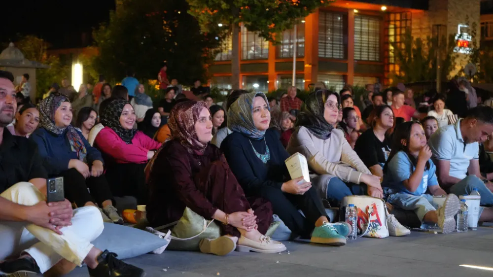 MİLLİ EĞİTİM MÜDÜRÜ ÖZBEK, ÖĞRENCİLERLE “MİNDERLİ SİNEMA GÜNLERİ”NDE