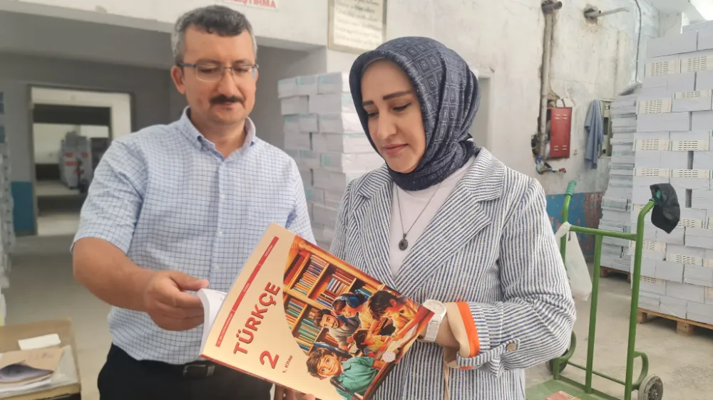 ÜCRETSİZ DERS KİTAPLARI NİĞDE’YE GELDİ! MÜDÜR ÖZBEK KİTAPLARI İNCELEDİ