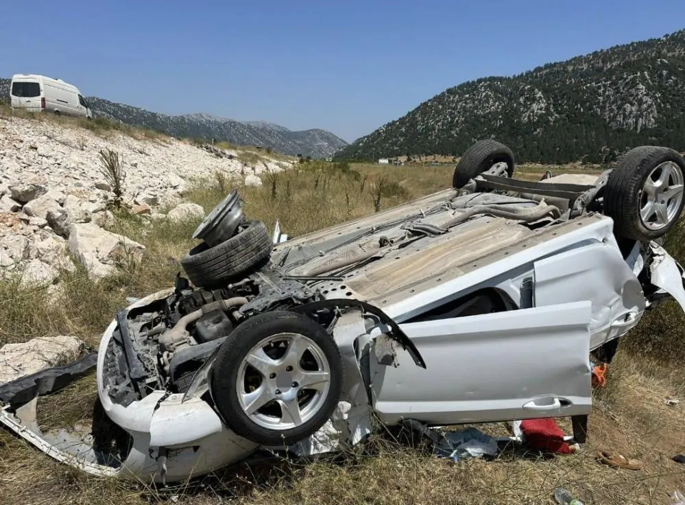 OTOMOBİL ŞARAMPOLE DEVRİLDİ: 5 YARALI