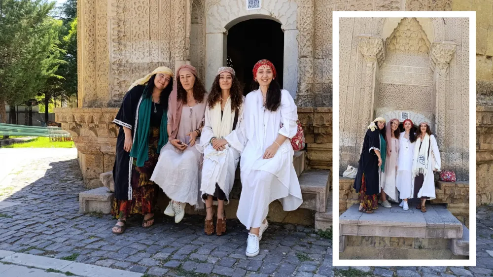 ÜNLÜ İSİMLER HÜDAVENT HATUN VE GÜNDOĞDU TÜRBELERİNİ ZİYARET ETTİ