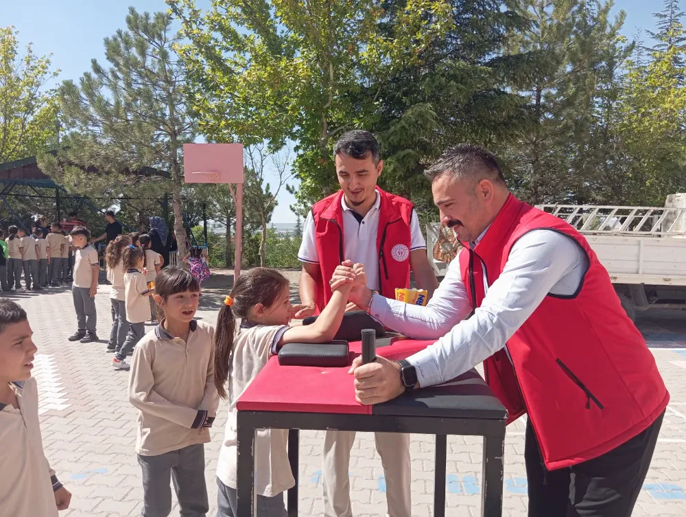 ALTUNHİSAR’DA “OKULA SPORLA BAŞLIYORUM” ETKİNLİĞİ DÜZENLENDİ