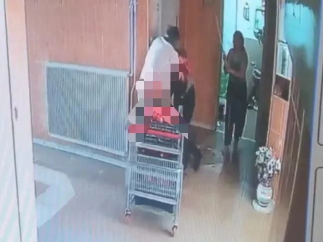 BİNA GÖREVLİSİNİ EŞİNİN YANINDA DEFALARCA BIÇAKLAMIŞ